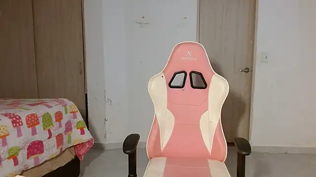 Snapshot of GiltRosebush chatting on 6, 1, 2026 GiltRosebush online show from 6, 1, 2026