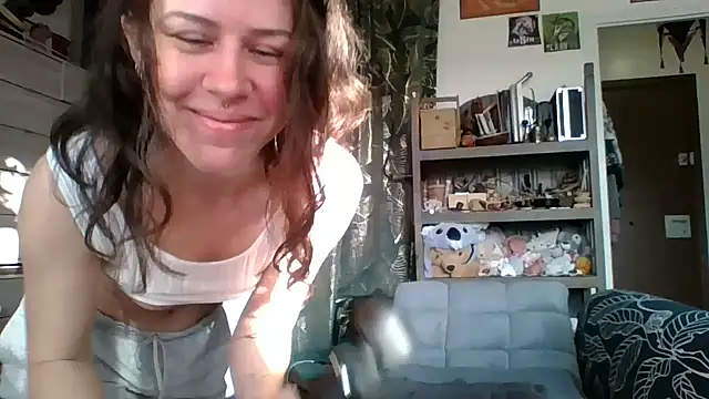 SuzieWanKenobi online show from 4, 12, 2024