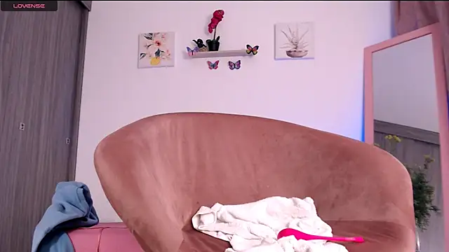 Annaross2 online show from 5, 3, 2025