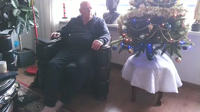 Snapshot of Exhib070 chatting on 17, 12, 2024 Exhib070 online show from 17, 12, 2024