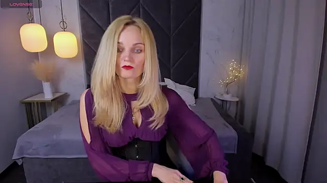 Snapshot of SaraSubtlety chatting on 13, 9, 2025 SaraSubtlety online show from 13, 9, 2025