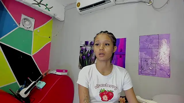 Snapshot of MarianaManzur chatting on 8, 3, 2025 MarianaManzur online show from 8, 3, 2025