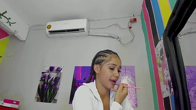 Snapshot of MarianaManzur chatting on 8, 3, 2025 MarianaManzur online show from 8, 3, 2025