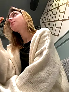 Snapshot of ValenciaShock chatting on 16, 11, 2025 ValenciaShock online show from 16, 11, 2025