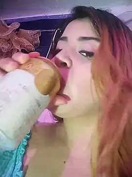 Snapshot of bella_star21 chatting on 16, 10, 2025 bella star21 online show from 16, 10, 2025