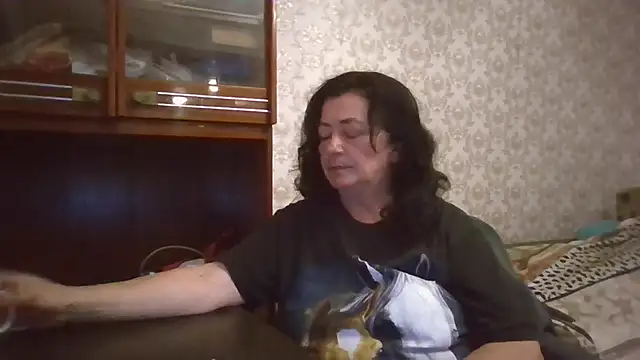 Snapshot of GypsiQueen2 chatting on 9, 10, 2025 GypsiQueen2 online show from 9, 10, 2025