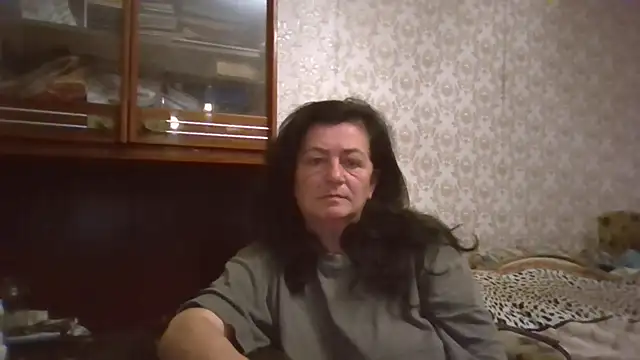 Snapshot of GypsiQueen2 chatting on 15, 11, 2025 GypsiQueen2 online show from 15, 11, 2025