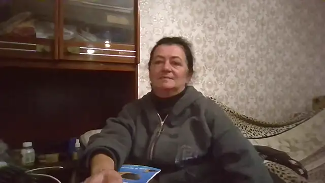 Snapshot of GypsiQueen2 chatting on 6, 10, 2025 GypsiQueen2 online show from 6, 10, 2025