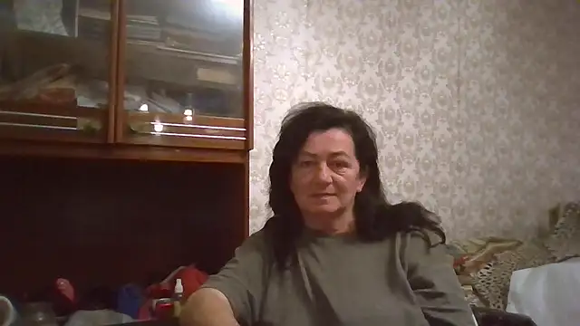 Snapshot of GypsiQueen2 chatting on 4, 11, 2025 GypsiQueen2 online show from 4, 11, 2025