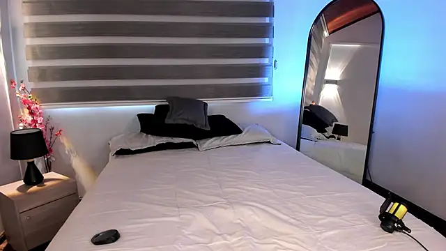 MERIDA TAYLOR online show from 3, 12, 2025