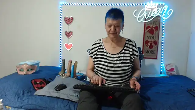 Snapshot of loquitaqueen011 chatting on 8, 9, 2025 loquitaqueen011 online show from 8, 9, 2025