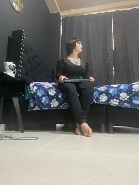 amareto queen online show from 6, 4, 2026