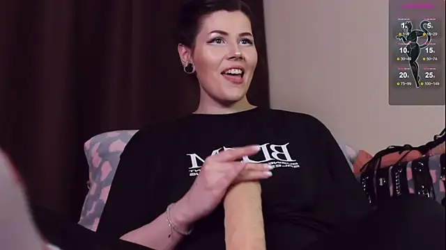 Snapshot of Luna_Blake chatting on 5, 2, 2025 Luna Blake online show from 5, 2, 2025