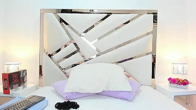 Naughty  Mom online show from 16, 3, 2025