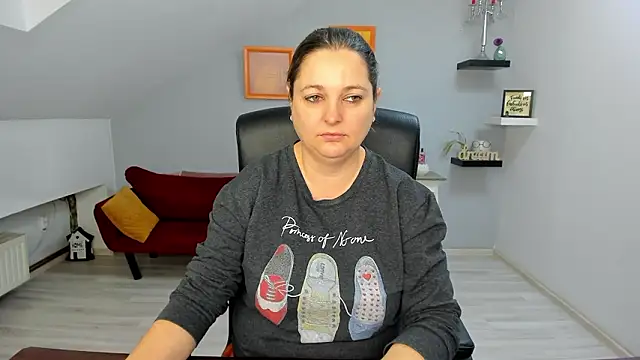 LollaGirl online show from 3, 2, 2026