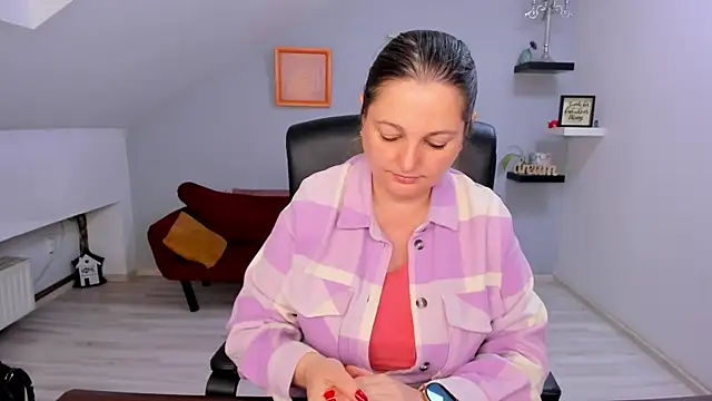 LollaGirl online show from 8, 4, 2026