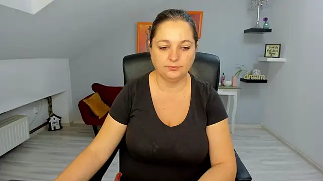 LollaGirl online show from 11, 11, 2025