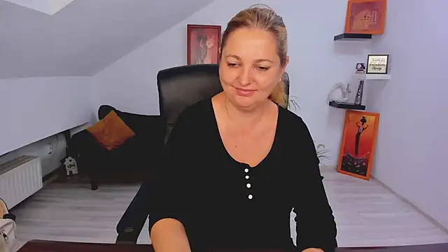 Snapshot of LollaGirl chatting on 15, 6, 2026 LollaGirl online show from 15, 6, 2026
