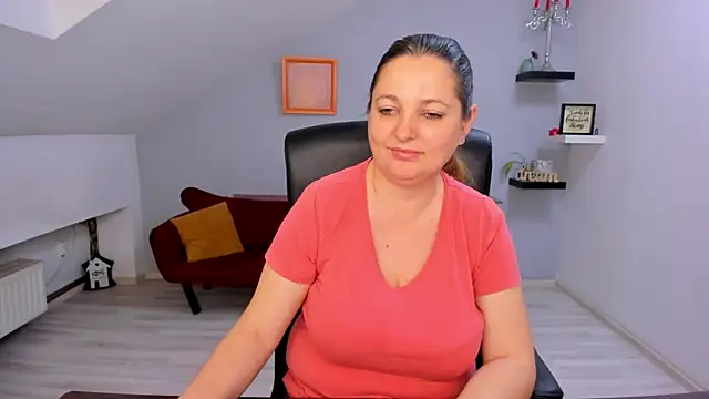 LollaGirl online show from 17, 4, 2026