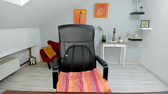 LollaGirl online show from 6, 11, 2025