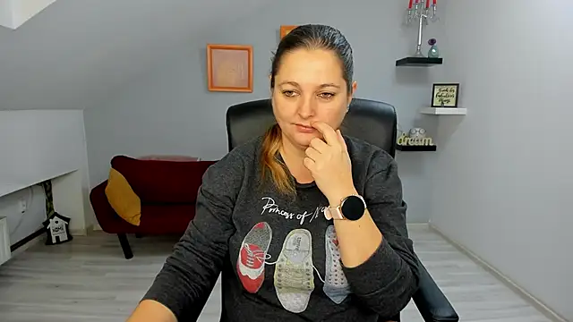 LollaGirl online show from 3, 12, 2025