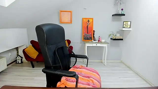 LollaGirl online show from 9, 2, 2026