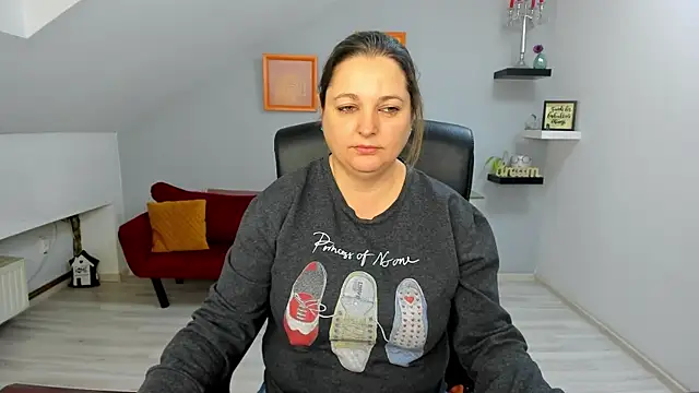 LollaGirl online show from 12, 1, 2026