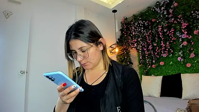 SarahDeyvis online show from 25, 11, 2025