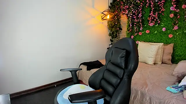 SarahDeyvis online show from 4, 12, 2025