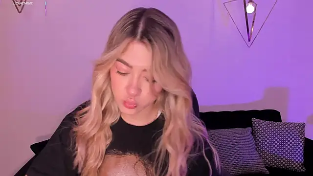 EveBensonX online show from 30, 10, 2025