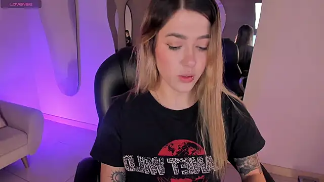 EveBensonX online show from 5, 10, 2025