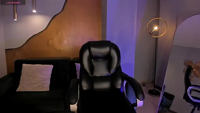 EveBensonX online show from 4, 2, 2026