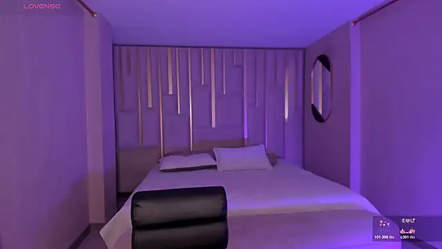 EveBensonX online show from 4, 4, 2026