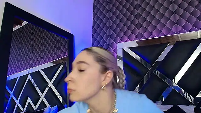 victoriaa lee  online show from 21, 11, 2025