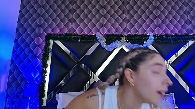 victoriaa lee  online show from 18, 12, 2025