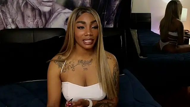 Snapshot of emely_brandon chatting on 11, 11, 2025 emely brandon online show from 11, 11, 2025