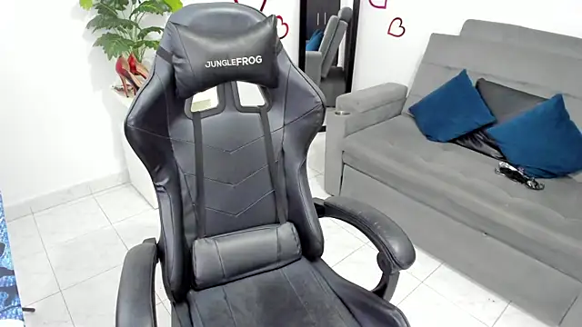 Snapshot of BellaFlaming chatting on 8, 3, 2025 BellaFlaming online show from 8, 3, 2025