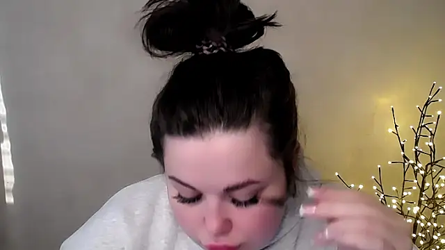 Emily Mo online show from 25, 11, 2025