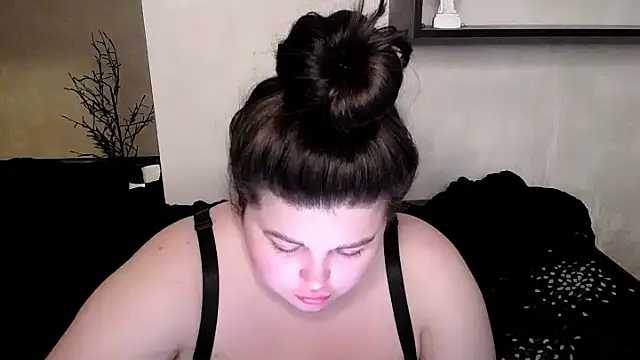 Emily Mo online show from 12, 11, 2025