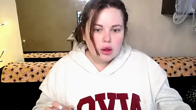 Emily Mo online show from 28, 10, 2025