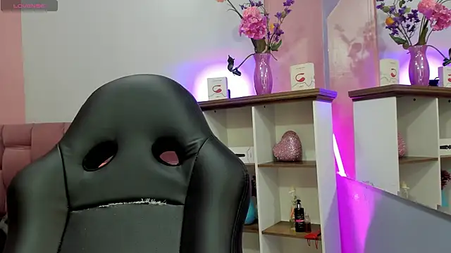 mia thompsonn  online show from 23, 9, 2025