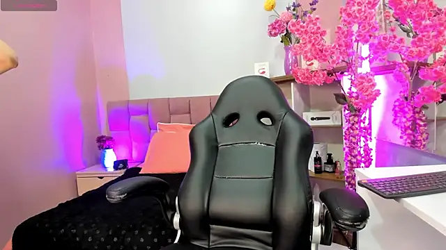 mia thompsonn  online show from 2, 10, 2025