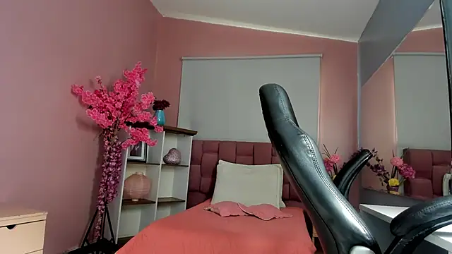 mia thompsonn  online show from 12, 11, 2025