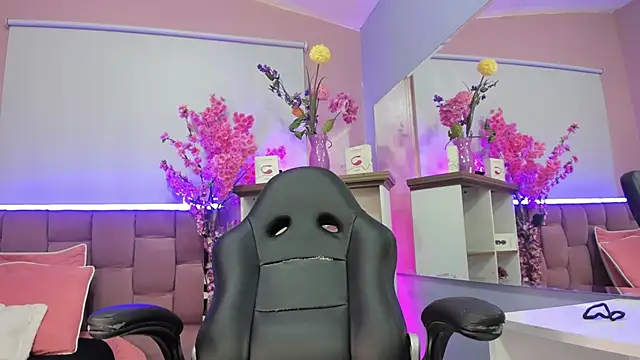 mia thompsonn  online show from 19, 9, 2025