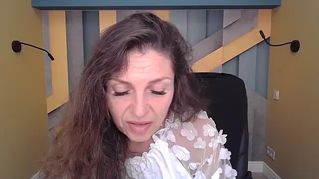 EllaLong online show from 16, 9, 2025