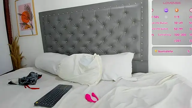 Snapshot of EmiliBonnie chatting on 28, 2, 2025 EmiliBonnie online show from 28, 2, 2025