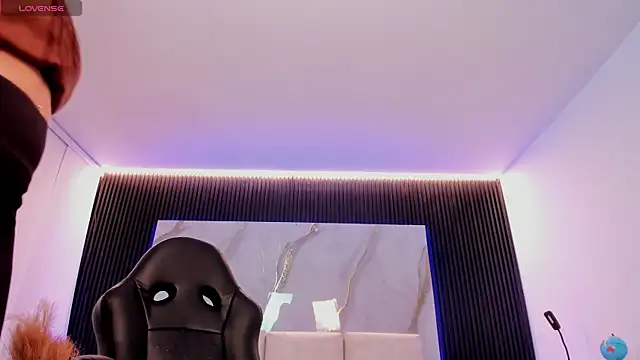 charlottewhitte online show from 17, 4, 2026