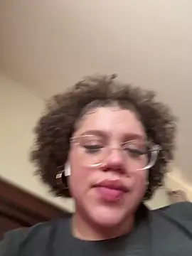 Snapshot of QueenNuttCollector chatting on 5, 2, 2026 QueenNuttCollector online show from 5, 2, 2026