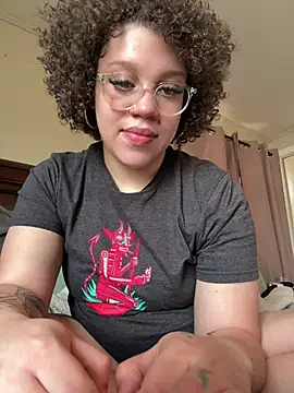 Snapshot of QueenNuttCollector chatting on 4, 3, 2026 QueenNuttCollector online show from 4, 3, 2026