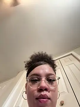 QueenNuttCollector online show from 8, 3, 2026